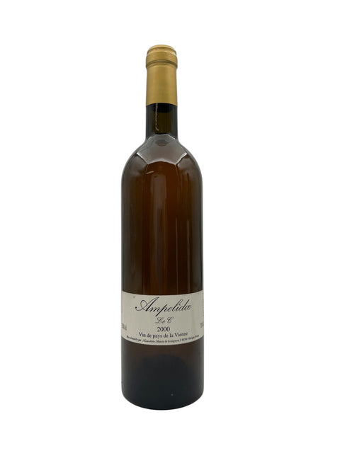 Flaske af Ampelidae Le C 2000 hvidvin med gyldent låg