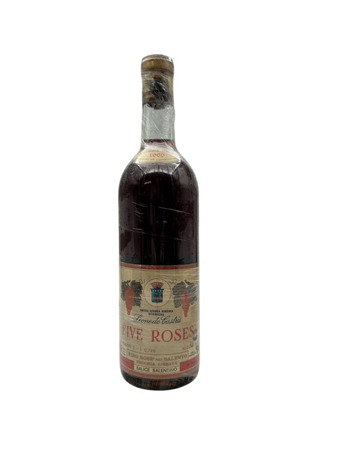 Flaske af Five Roses Leone de Castris 1960 rosévin med etiket