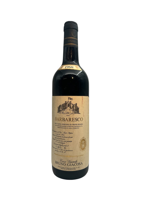 Flaska Barbaresco Bruno Giacosa 1968 vin med etikett