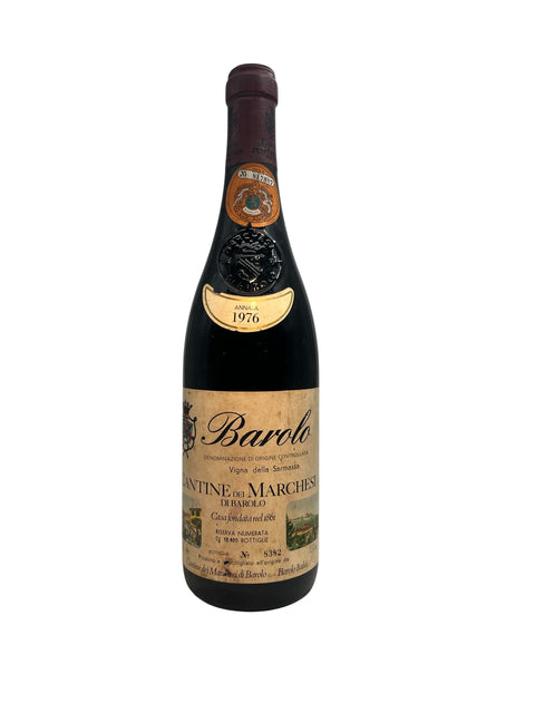 Flaska Barolo Marchesi di Barolo 1976 med etikett