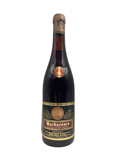 Barbaresco rött vin från årgång 1976 producerat av Kav 1901
