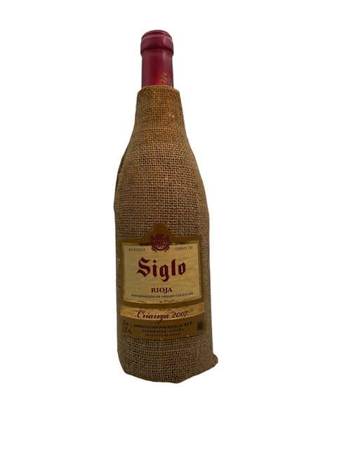 Flaske af Siglo Crianza 2007 fra Bodegas AGE med lærredsomslag