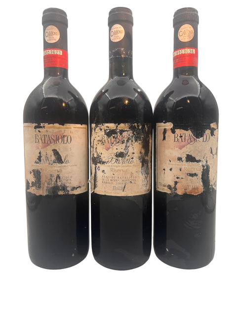 Tre flaskor Barolo Batasiolo 1988 med sliten etikett